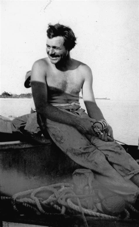 Rare Vintage Photographs Captured Ernest Hemingway Posing。